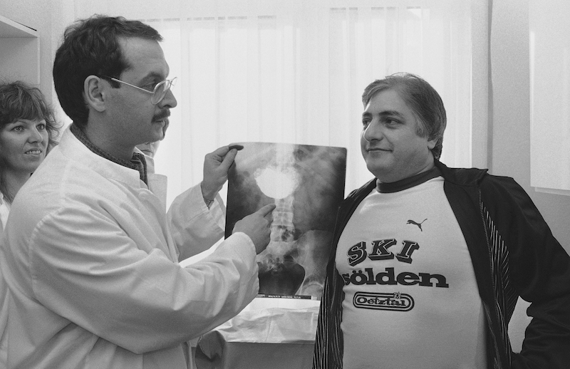 Michel Lotito con su doctor. Imagen: AP